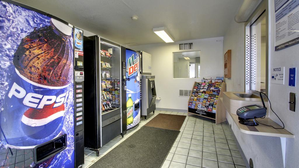 Motel 6 Manhattan Kansas Exterior photo