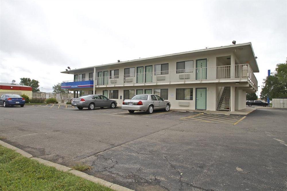 Motel 6 Manhattan Kansas Exterior photo