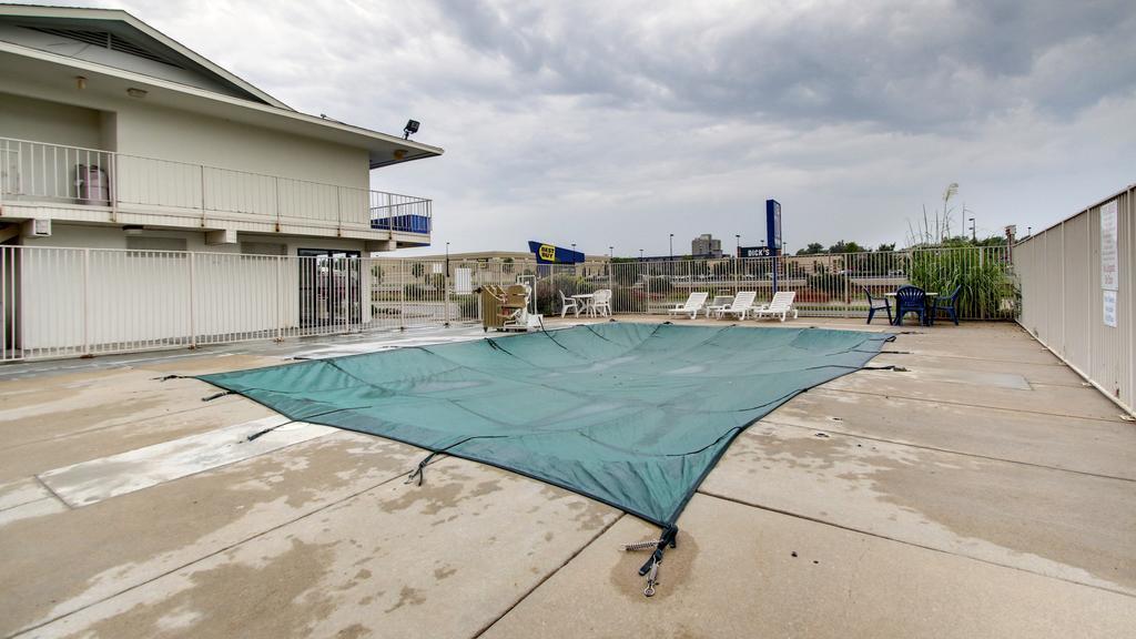 Motel 6 Manhattan Kansas Exterior photo