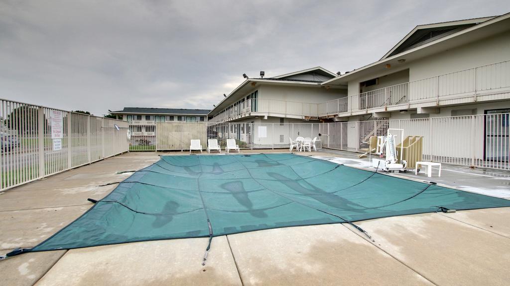 Motel 6 Manhattan Kansas Exterior photo