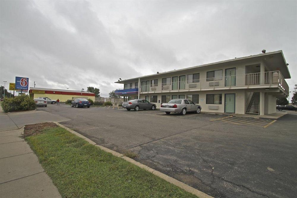 Motel 6 Manhattan Kansas Exterior photo