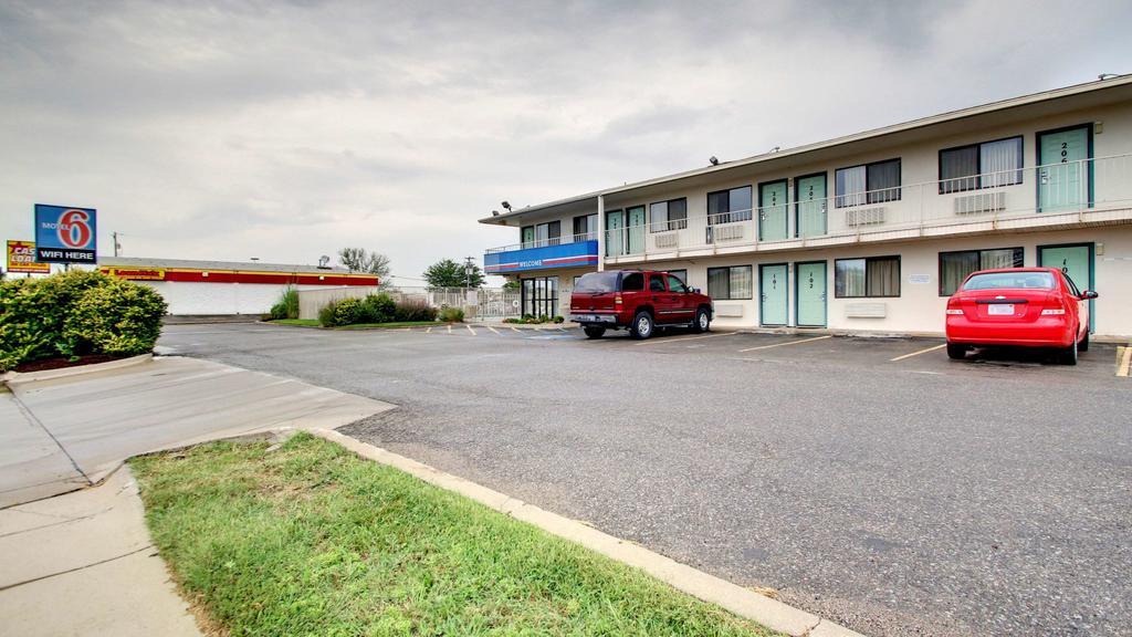 Motel 6 Manhattan Kansas Exterior photo