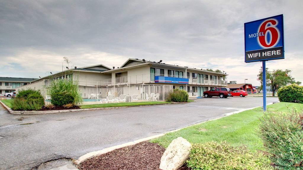 Motel 6 Manhattan Kansas Exterior photo